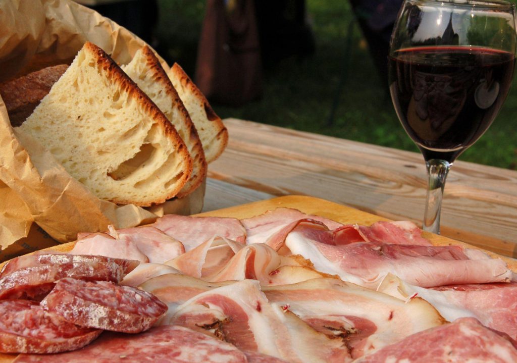 Tuscany Underground & Above: Sheep Farm Tour and Stalagmite Cave Experience