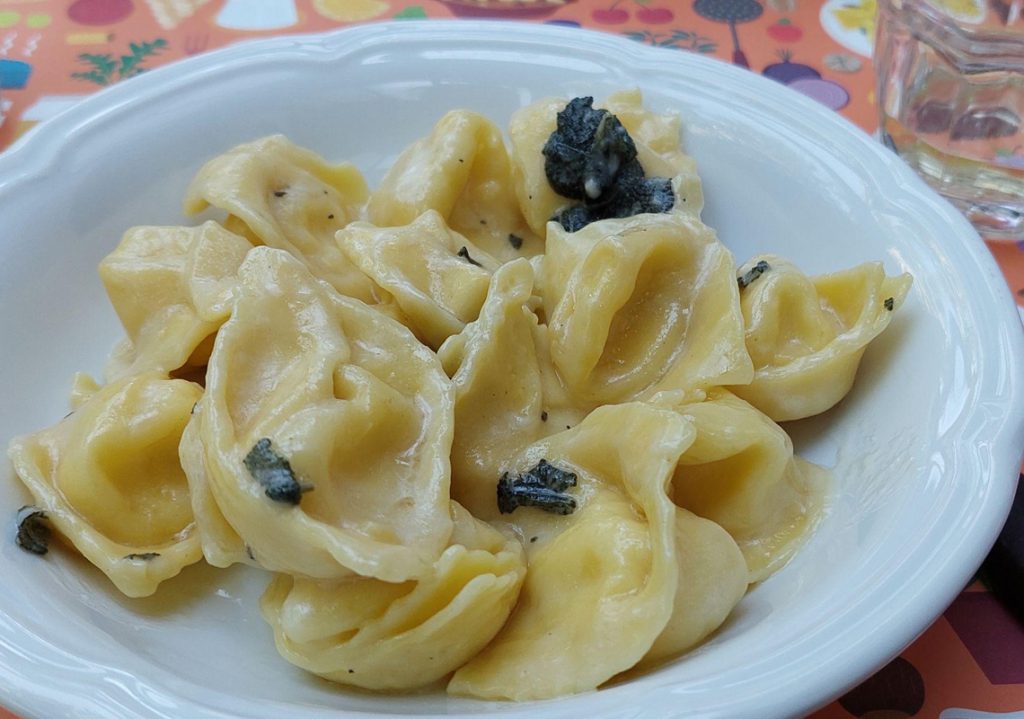 Tuscany Underground & Above: Sheep Farm Tour and Stalagmite Cave Experience